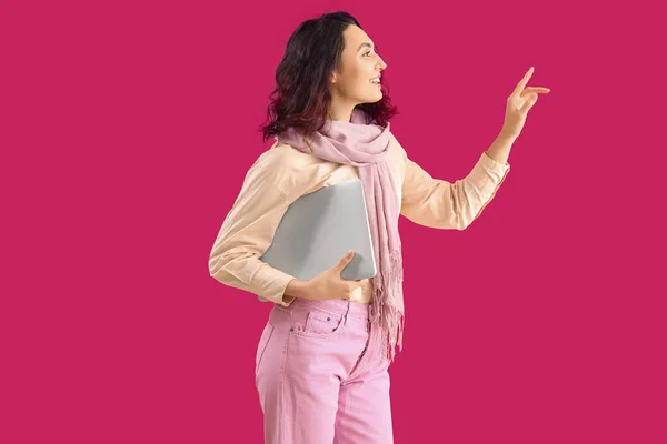 Elegante Giovane Donna Sciarpa Con Computer Portatile Sfondo Rosa — Foto Stock