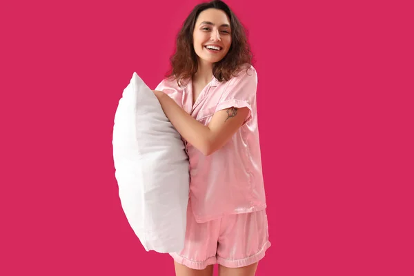 Jovem Morena Pijama Com Travesseiro Sobre Fundo Rosa — Fotografia de Stock