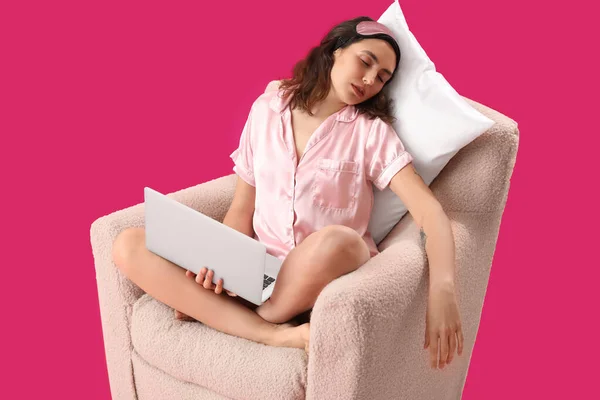 Junge Frau Mit Laptop Schläft Sessel Auf Rosa Hintergrund — Stockfoto