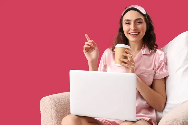 Young Woman Cup Coffee Laptop Pointing Something Pink Background — Stock Photo, Image