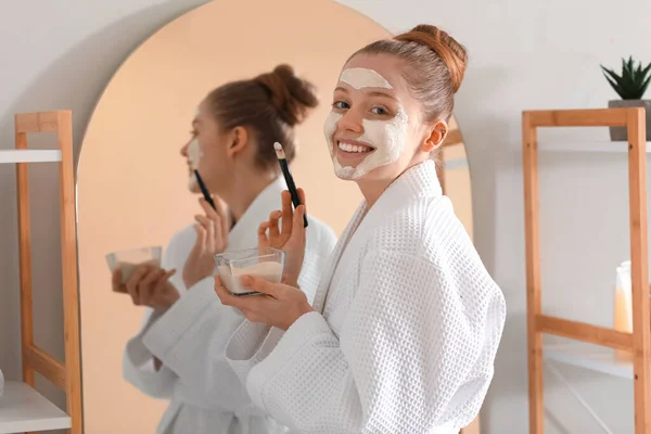 Mujer Joven Con Máscara Cúrcuma Cepillo Baño —  Fotos de Stock