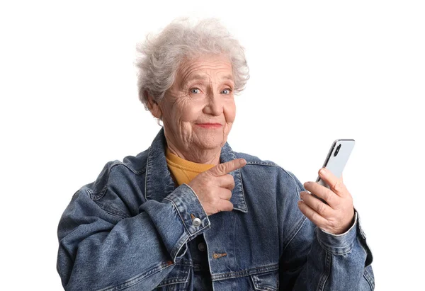 Starsza Kobieta Wskazując Telefon Komórkowy Białym Tle — Zdjęcie stockowe