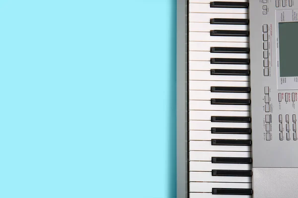 Сучасна Синтезаторна Клавіатура Синьому Фоні — стокове фото