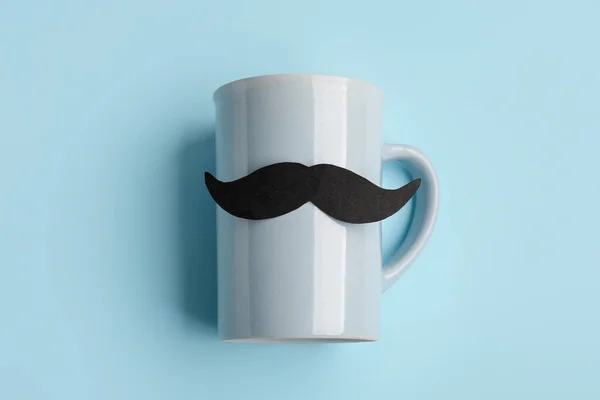 Cup Med Papper Mustasch Färg Bakgrund — Stockfoto