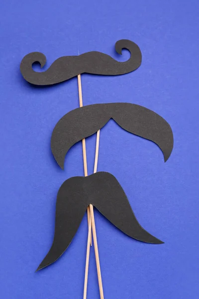 Bâtonnets Bois Avec Différents Moustaches Papier Sur Fond Bleu — Photo