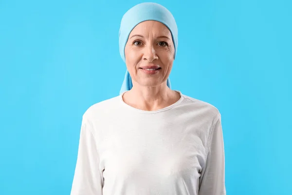 Зрелая Женщина После Химиотерапии Синем Фоне — стоковое фото