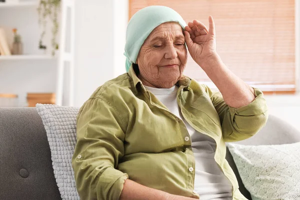 Старша Жінка Після Хіміотерапії Сидить Дивані Вдома — стокове фото