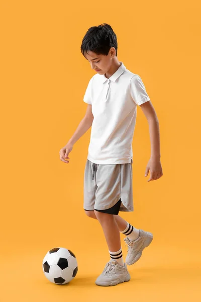 Menino Brincando Com Bola Futebol Fundo Amarelo — Fotografia de Stock