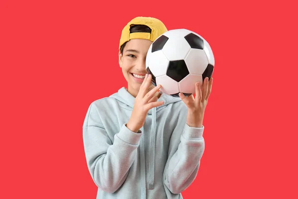Kleine Jongen Met Voetbal Rode Achtergrond — Stockfoto