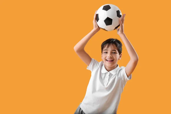 Kleiner Junge Mit Fußball Auf Gelbem Hintergrund — Stockfoto