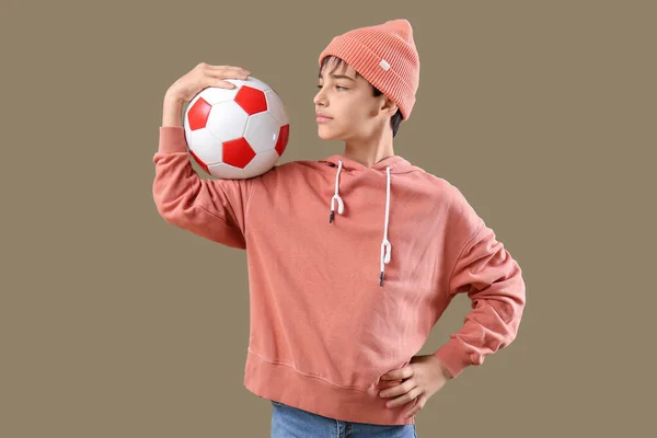 Μικρό Αγόρι Μπάλα Ποδοσφαίρου Στο Φόντο Χρώμα — Φωτογραφία Αρχείου