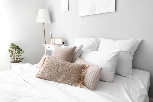 Cozy Pillows Bed Light Room — Stock Photo, Image