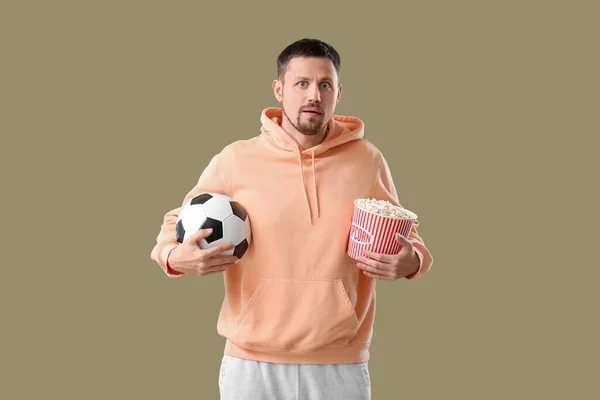 サッカーファンとともにボールとポップコーンの色の背景 — ストック写真