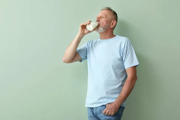 Uomo Maturo Bere Latte Sfondo Verde — Foto Stock
