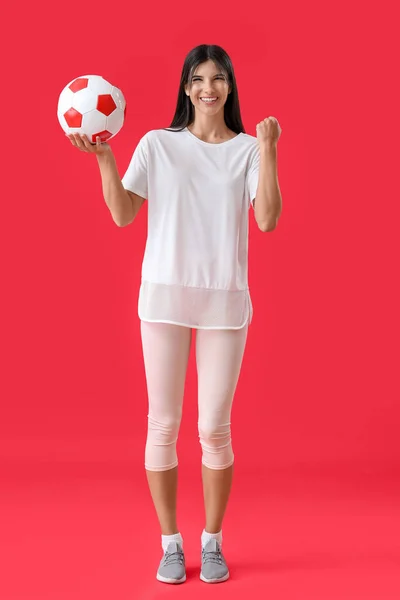 Glad Ung Kvinna Med Fotboll Röd Bakgrund — Stockfoto