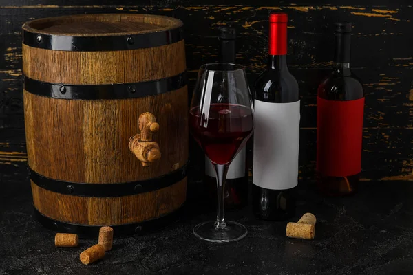Barril Madeira Garrafas Copo Vinho Tinto Mesa — Fotografia de Stock