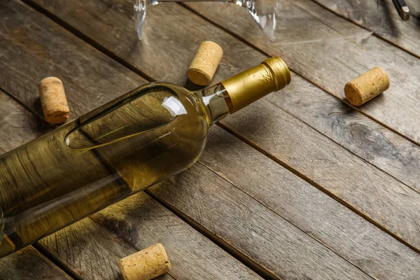 Garrafa Vinho Branco Fundo Madeira — Fotografia de Stock
