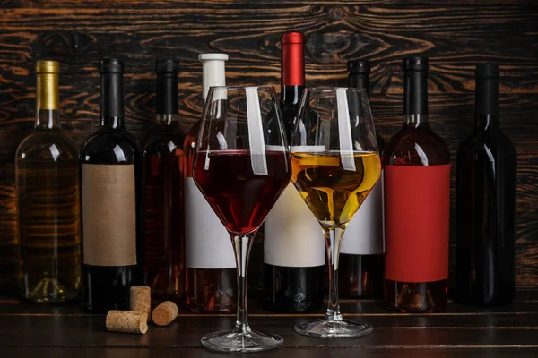 Botellas Copas Exquisito Vino Mesa — Foto de Stock