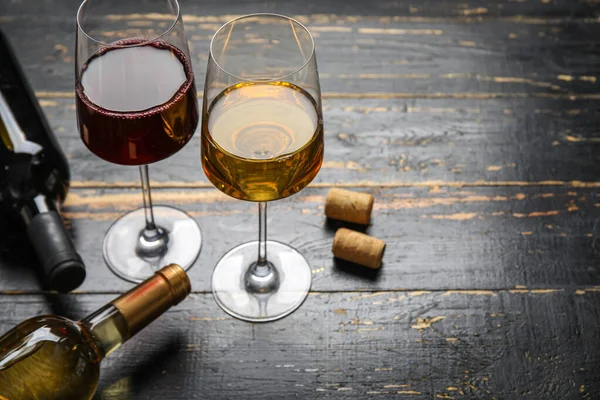 Bicchieri Vino Squisito Sfondo Legno Scuro — Foto Stock