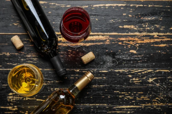 Flaskor Och Glas Utsökt Vin Mörk Trä Bakgrund — Stockfoto