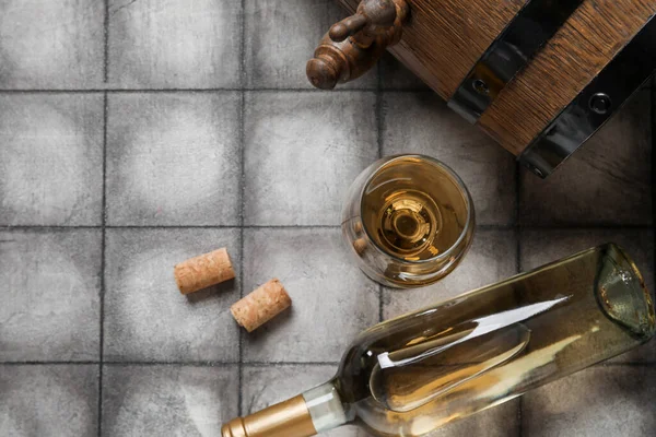 Wooden Barrel Bottle Glass Exquisite Wine Black Tile Background — Stock Photo, Image