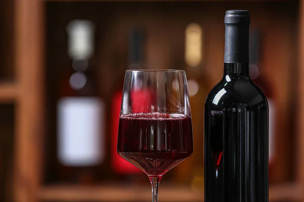 Μπουκάλι Και Ποτήρι Κόκκινο Κρασί Στο Κελάρι — Φωτογραφία Αρχείου