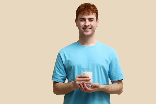 Junger Mann Mit Milchglas Auf Beigem Hintergrund — Stockfoto