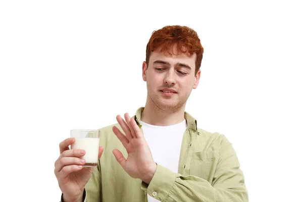 Niezadowolony Młody Człowiek Odrzucający Szklankę Mleka Białym Tle — Zdjęcie stockowe