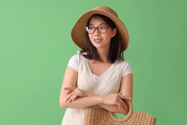 Mooie Aziatische Vrouw Stijlvolle Bril Met Tas Groene Achtergrond — Stockfoto