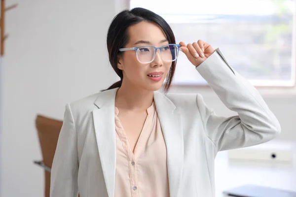 Mulher Negócios Asiática Bonita Óculos Elegantes Escritório — Fotografia de Stock