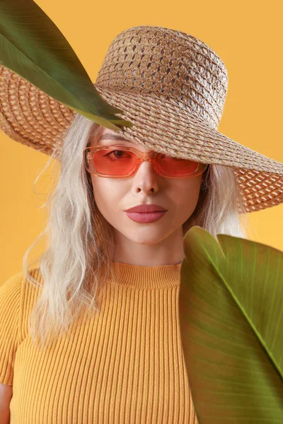 Молодая Женщина Стильных Солнечных Очках Пальмовыми Листьями Оранжевом Фоне Крупным — стоковое фото