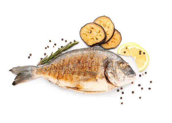Вкусная Рыба Гриле Баклажанами Белом Фоне — стоковое фото