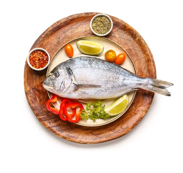 Teller Mit Rohem Dorado Fisch Und Zutaten Auf Weißem Hintergrund — Stockfoto