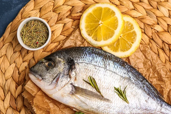 Roher Dorado Fisch Mit Zitrone Und Kräutern Auf Dem Tisch — Stockfoto