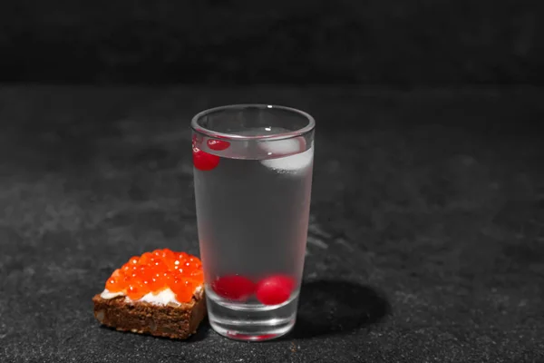 Colpo Vodka Fredda Crostino Con Caviale Rosso Sfondo Nero — Foto Stock