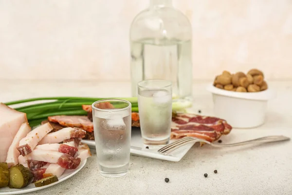 Tomas Con Vodka Frío Aperitivos Sobre Fondo Claro —  Fotos de Stock