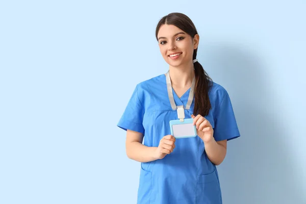 Жіночий Медичний Інтерн Значком Синьому Фоні — стокове фото