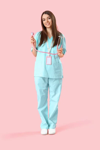 Medizinische Praktikantin Mit Stethoskop Auf Rosa Hintergrund — Stockfoto