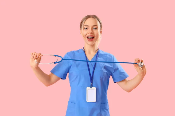 Žena Lékařská Stážistka Stetoskopem Růžovém Pozadí — Stock fotografie