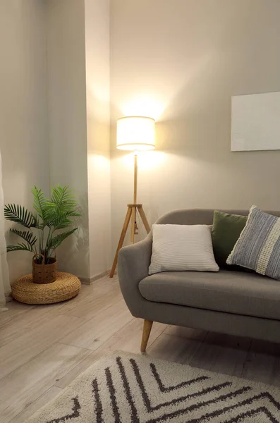 Intérieur Salon Avec Canapé Gris Confortable Lampe Incandescente — Photo