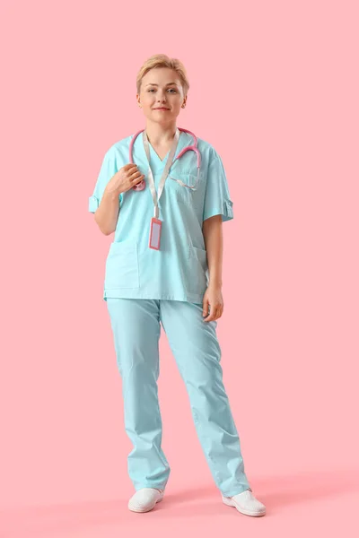 Pasante Médica Femenina Con Estetoscopio Sobre Fondo Rosa — Foto de Stock