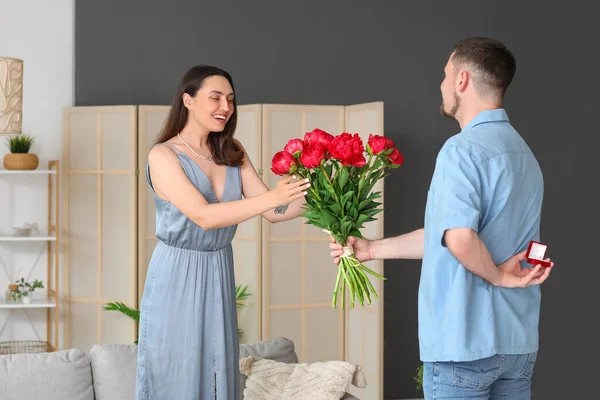 Jovem Com Flores Propondo Sua Namorada Casa — Fotografia de Stock