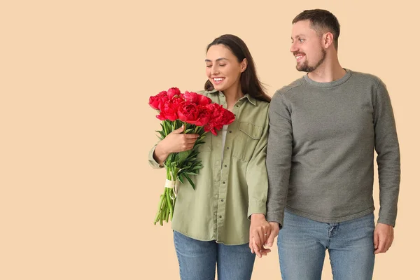 Glad Förlovade Par Med Blommor Håller Händerna Beige Bakgrund — Stockfoto
