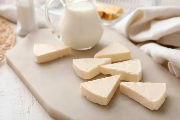 Deska Trojúhelníky Chutného Taveného Sýra Mléka Světlém Pozadí Detailní Záběr — Stock fotografie