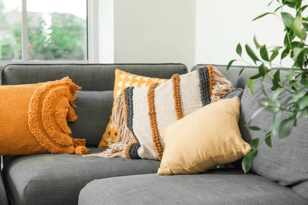 轻便客厅内饰有柔软靠垫的时髦灰色沙发 — 图库照片