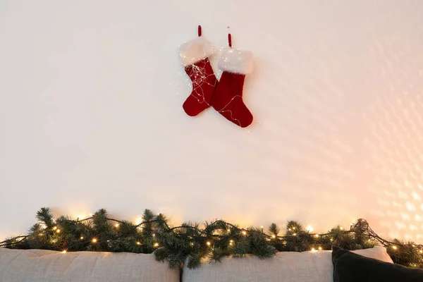 Χριστουγεννιάτικες Κάλτσες Λαμπερά Φώτα Στον Φωτεινό Τοίχο Στο Σαλόνι — Φωτογραφία Αρχείου