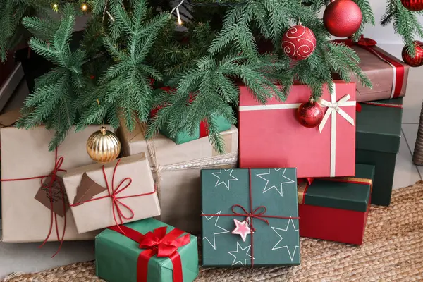 Geschenkdozen Onder Kerstboom Woonkamer Close — Stockfoto