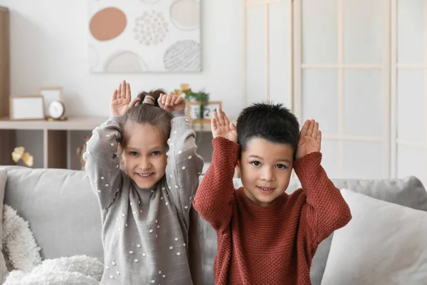 스웨터를 어린아이들 소파에 — 스톡 사진