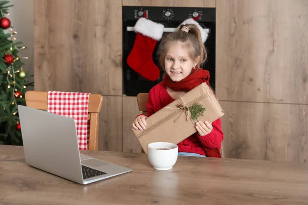 Cute Little Girl Prezentem Świątecznym Kuchni — Zdjęcie stockowe