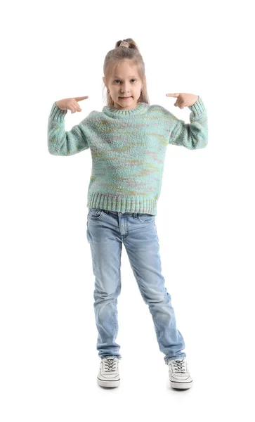 Cute Little Girl Dzianiny Sweter Wskazując Siebie Białym Tle — Zdjęcie stockowe